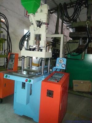 大量雙合金螺桿二手立式注塑機優惠價出售，適合手機連接產品制造
